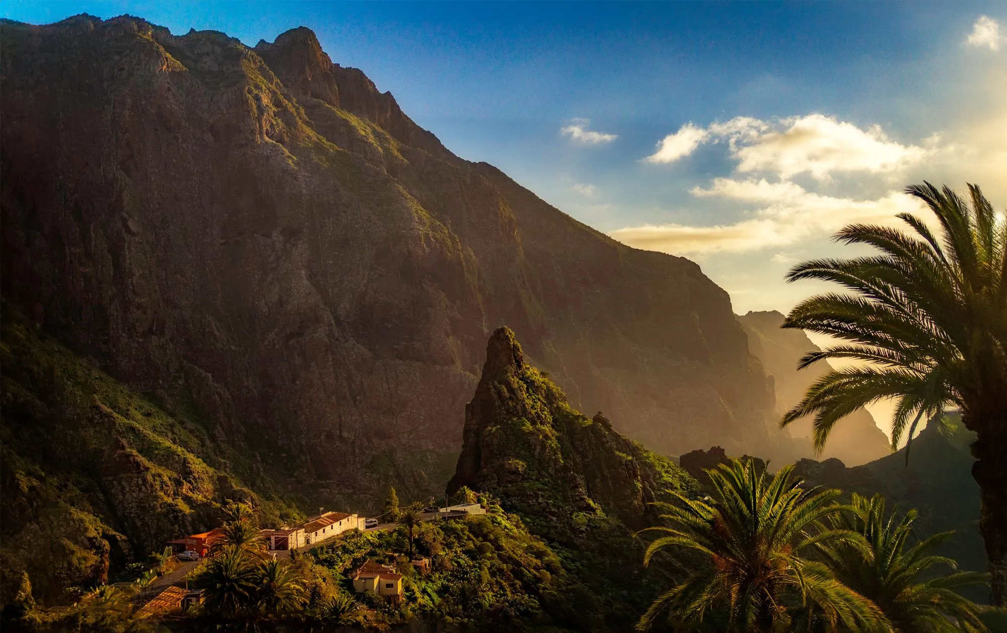 Het bergdorp Masca tussen steile rotswanden en palmen op Tenerife