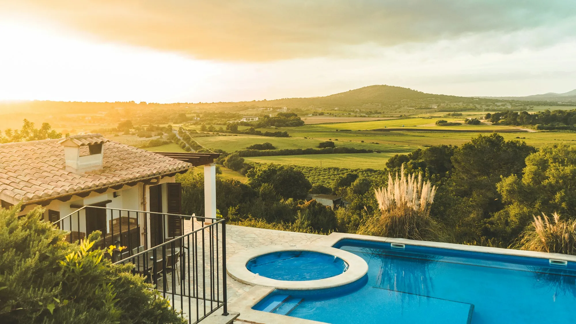 Villa met zwembad boven het Mallorcaanse landschap in het avondlicht