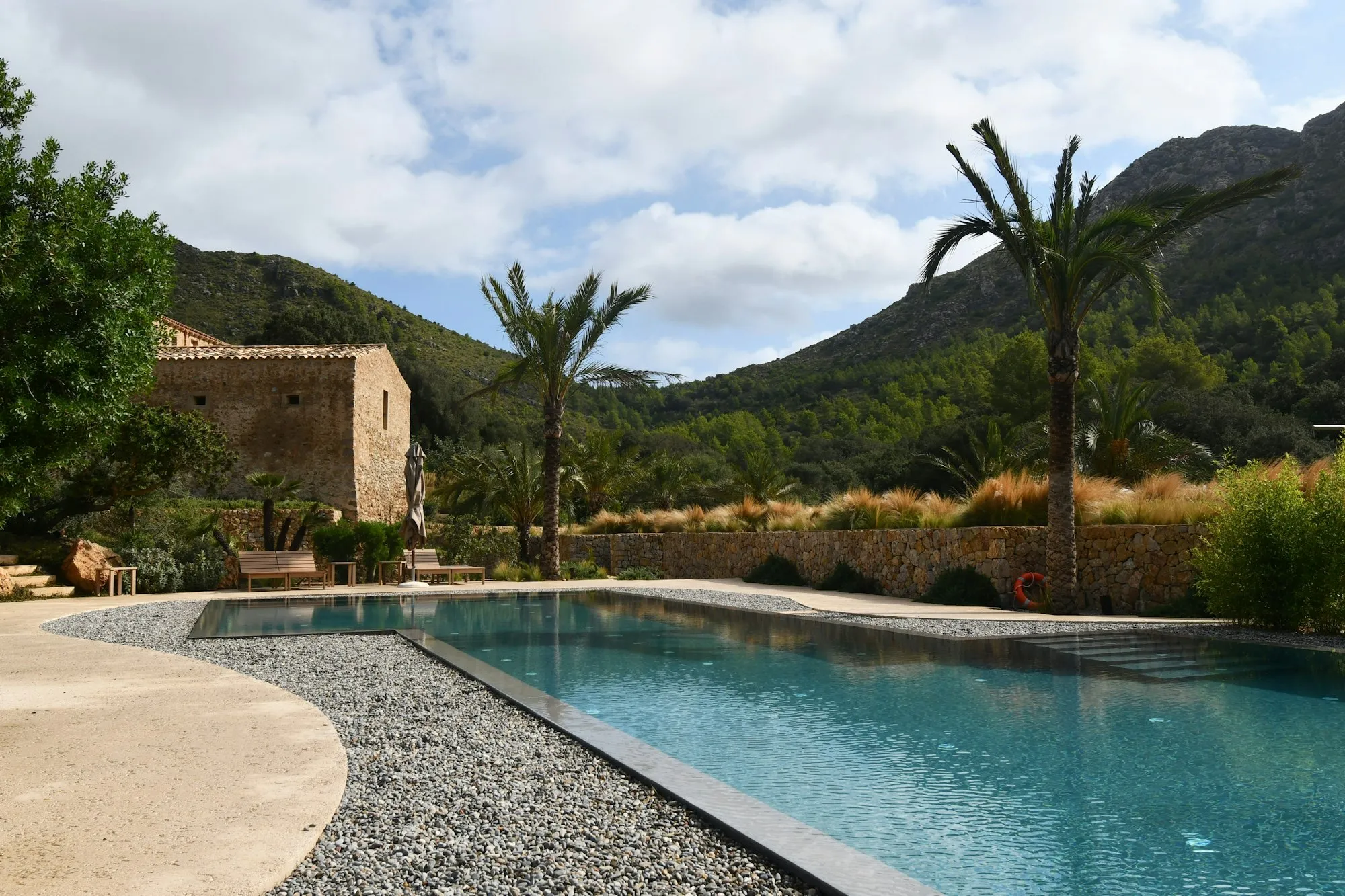 Finca met zwembad tussen palmbomen en heuvels bij Artà op Mallorca