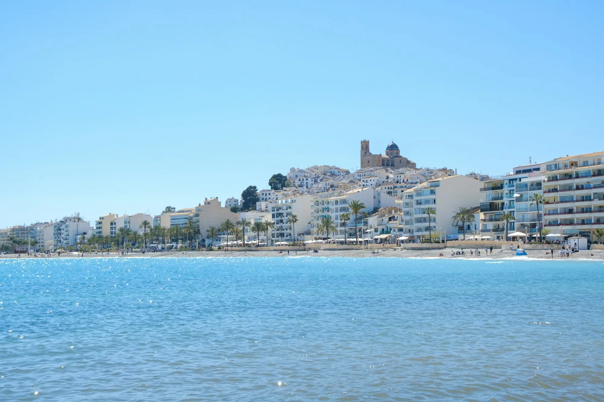 Witte huizen van Altea aan de blauwe Middellandse Zee